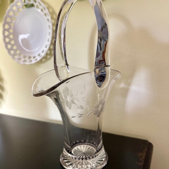 HEISEY GLASS BASKET VASE. CLEAR GLASS WITH ETCHED FLOWER & STEMS. - Picture 6 of 9
